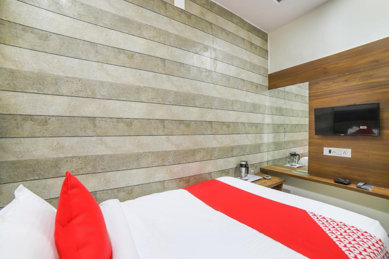 Oyo 67345 Hotel Anjani Inn Naroda Εξωτερικό φωτογραφία