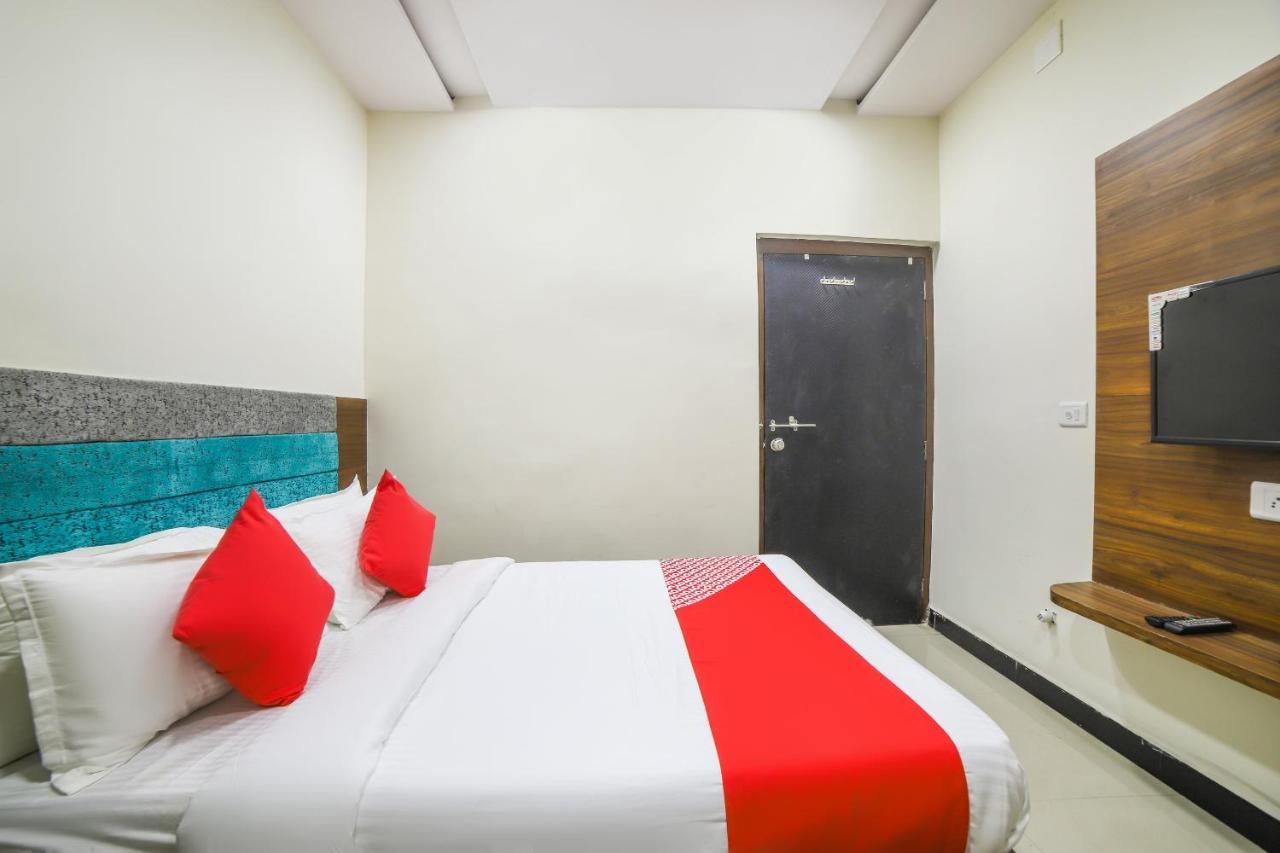 Oyo 67345 Hotel Anjani Inn Naroda Εξωτερικό φωτογραφία
