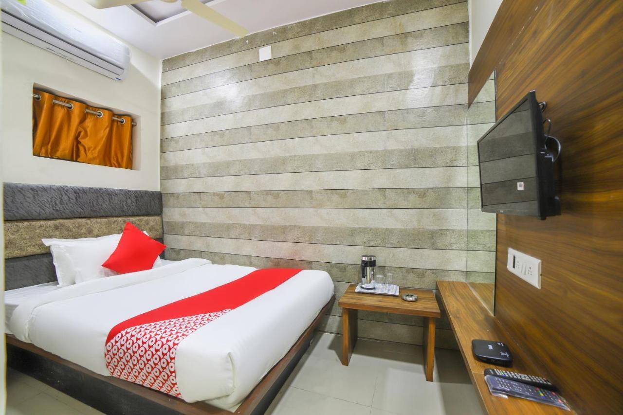 Oyo 67345 Hotel Anjani Inn Naroda Εξωτερικό φωτογραφία